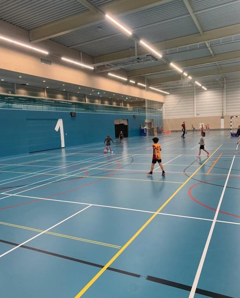kinderen voetballen bij Sport-BSO Flekss