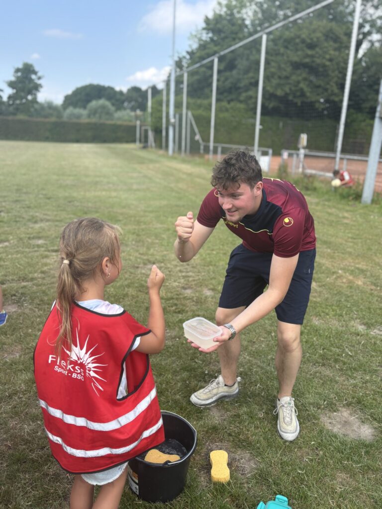 Sport-BSO Flekss Soccer Center - Steen-papier-schaar spel