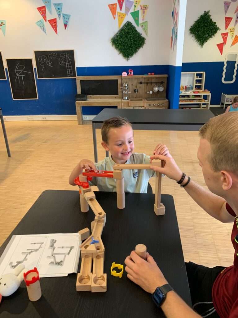 Kind bouwt een racebaan bij Sport-BSO Flekss