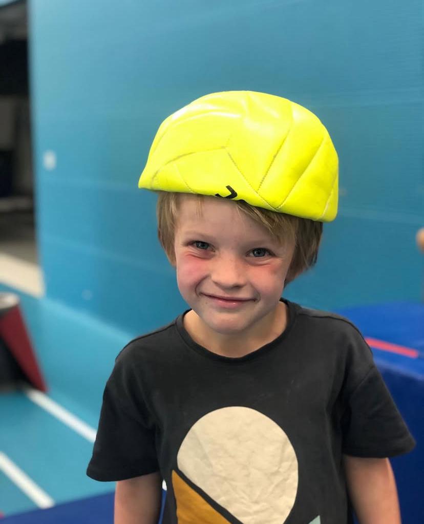 Kindje heeft een hoed gemaakt