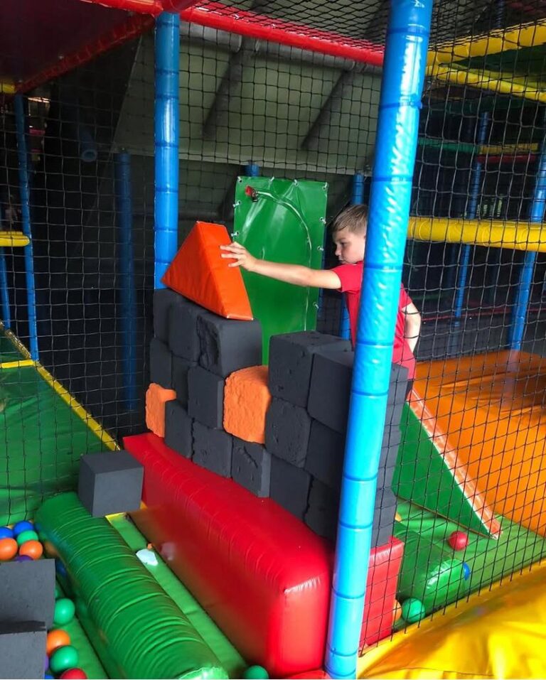 Kind speelt bij Monkey Town