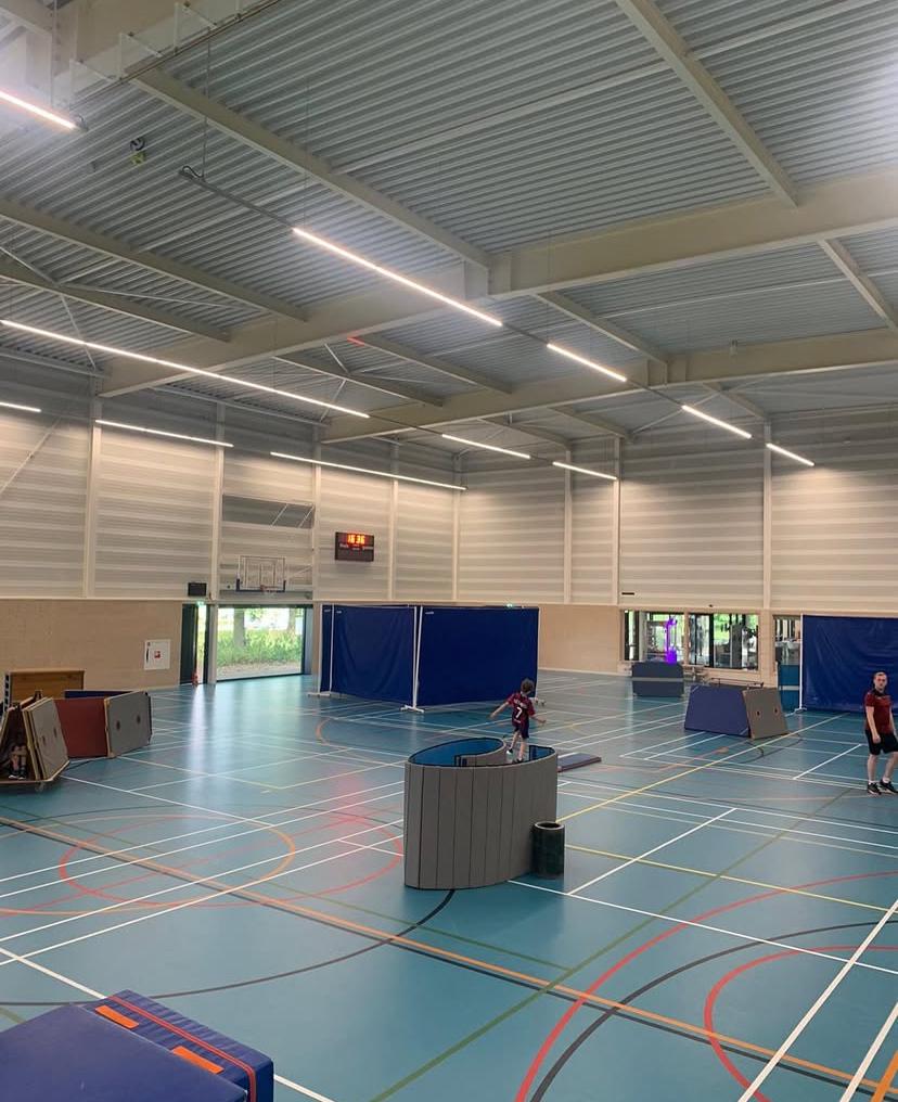 De zaal tijdens verstoppertje bij Sport-BSO Flekss