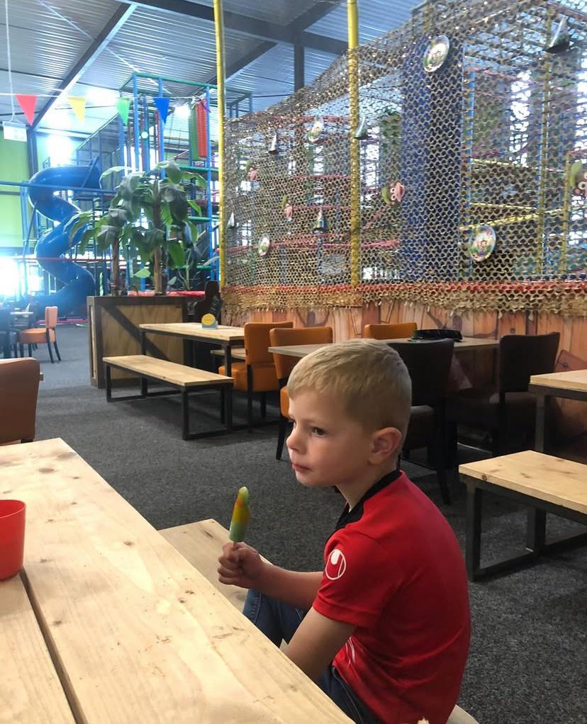 kind eet een ijsje bij Sport-BSO Flekss