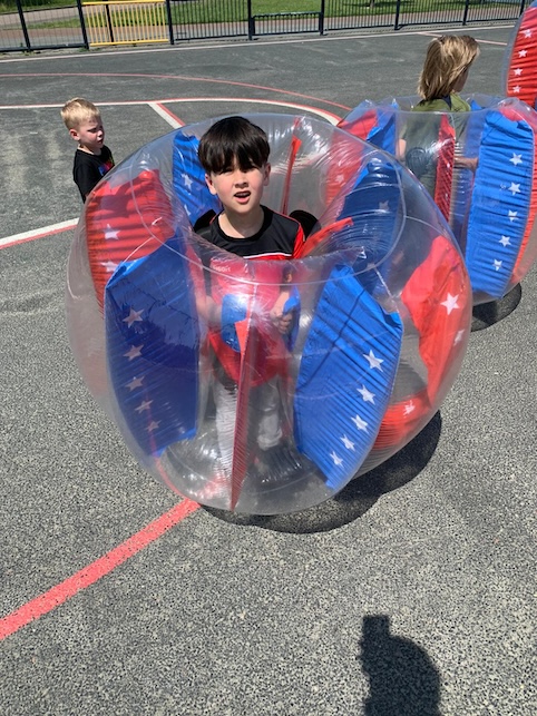 kind speelt bubbelvoetbal zevenbergen