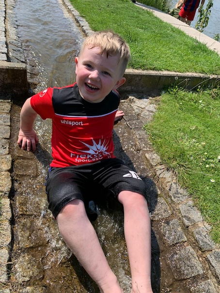 kind speelt in het water zevenbergen