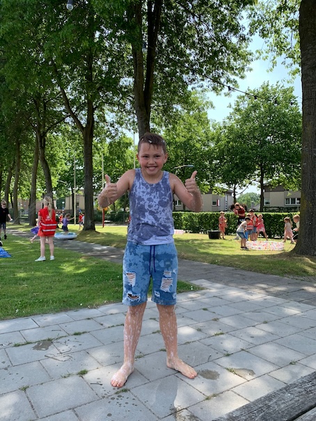 kind speelt met water Etten-leur nowies