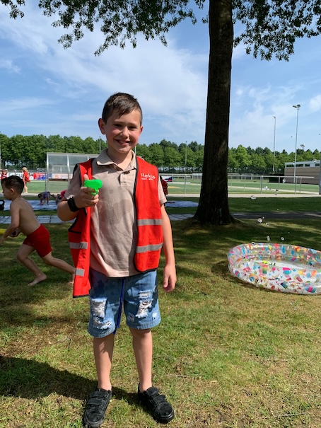 kind speelt met water nowies