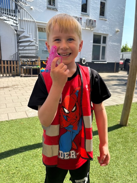 kind speelt met waterpistool nowies