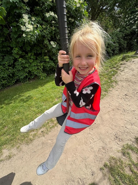 kind speelt op de kabelbaan zevenbergen