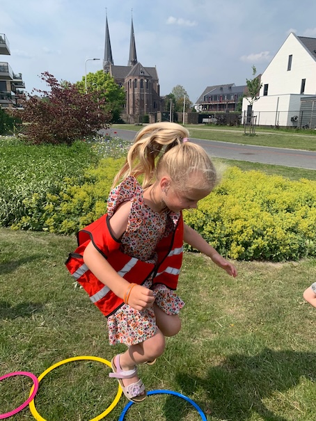 kind springt in hoepel nowies