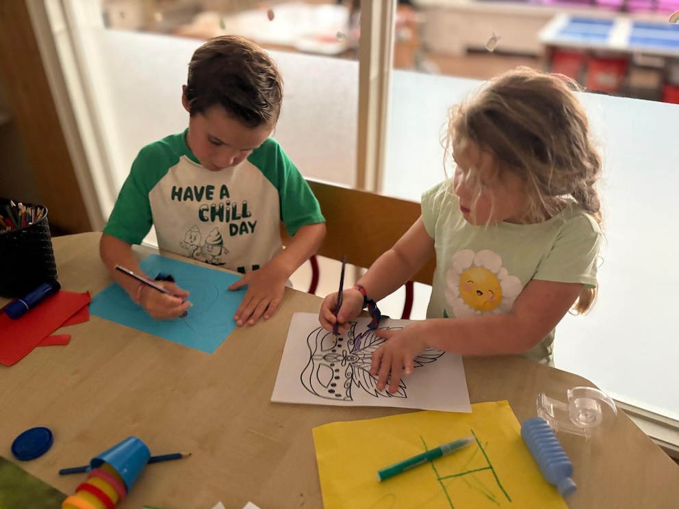 kinderen aan het knutselen