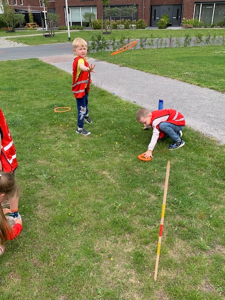 kinderen aan het ringwerpen nowies Etten-leur