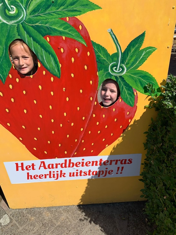 kinderen bij Het Aardbeienterras zevenbergen