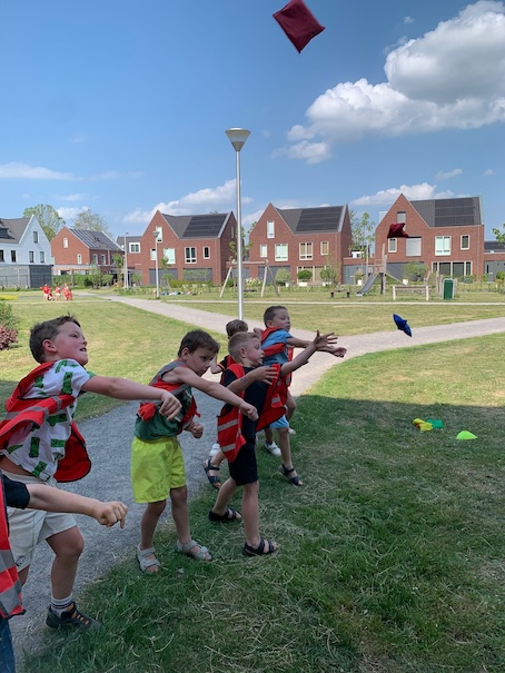 kinderen gooien met pottenzakjes nowies