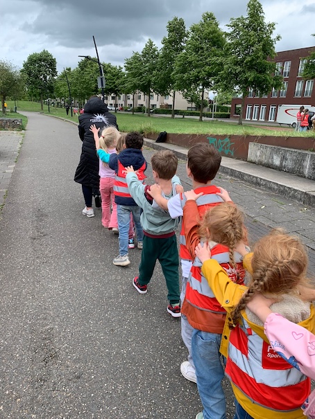 kinderen maken treintje met juf nowies