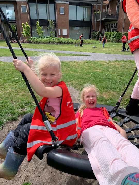 kinderen op schommel nowies Etten-leur