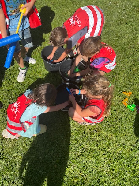 kinderen spelen met water zevenbergen