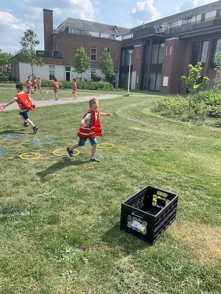 kinderen spelen spel met hoepels etten-leur nowies