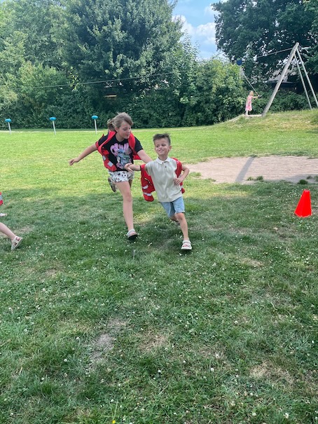 kinderen spelen tikkertje zevenbergen