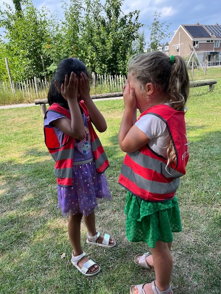 kinderen spelen verstoppertje zevenbergen