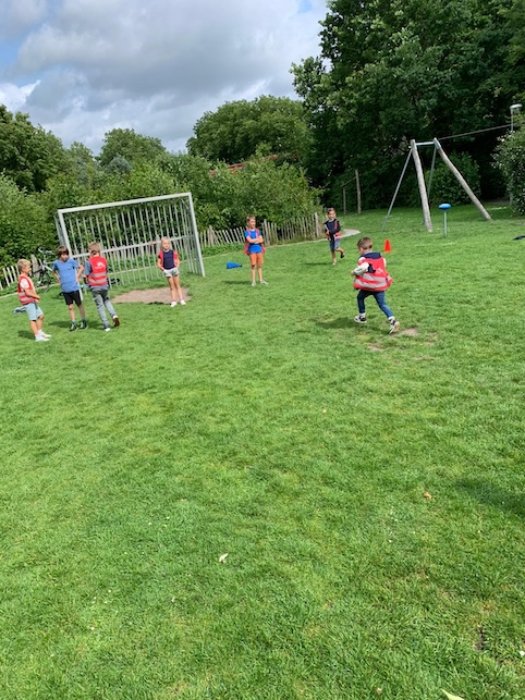 kinderen sporten buiten zevenbergen