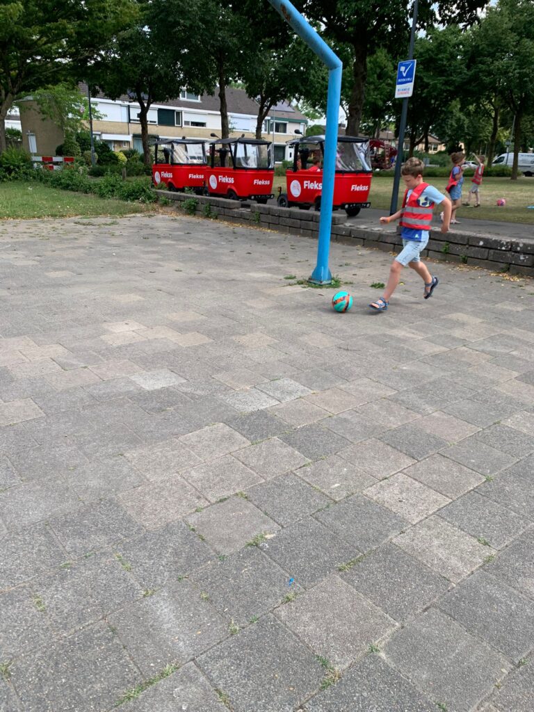 Kinderen voetballen bij Sport-BSO Flekss