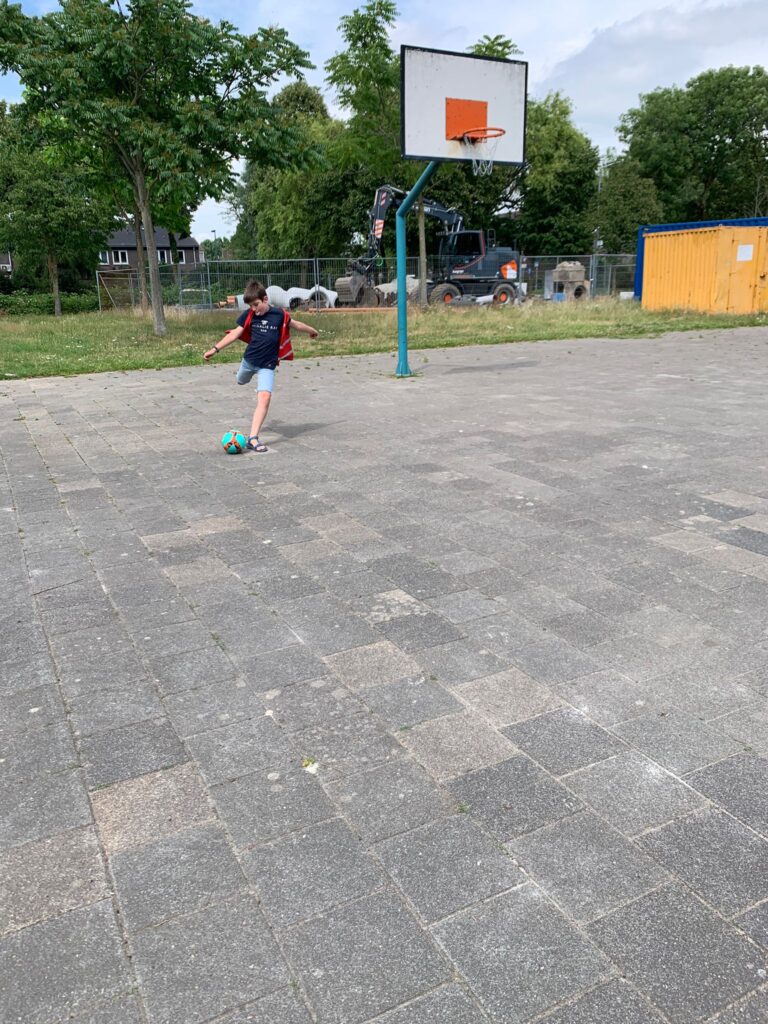 Kinderen voetballen bij Sport-BSO Flekss