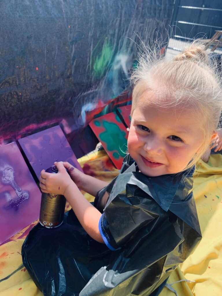 Kinderen krijgen een Graffiti workshop bij Sport-BSO Flekss