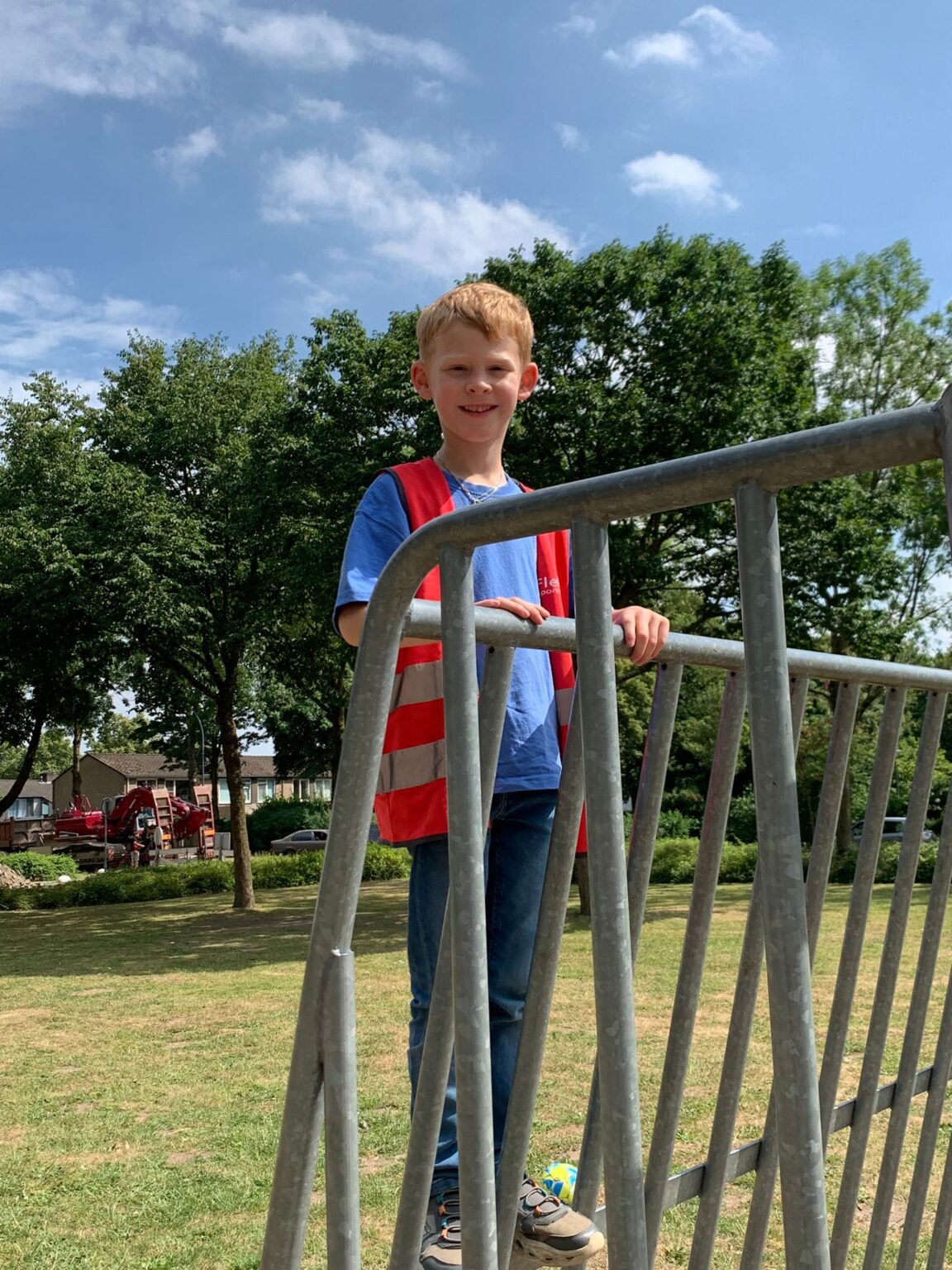 Kind klimt op voetbalgoal bij Sport-BSO Flekss