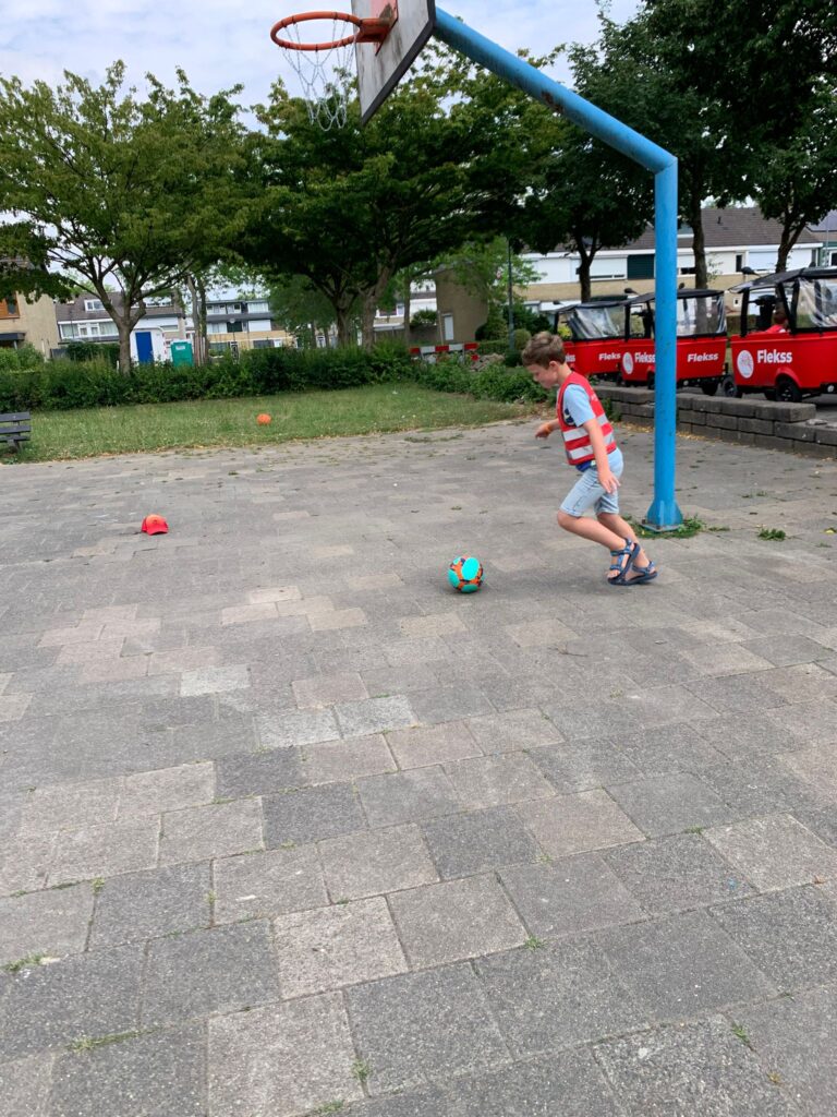 Kinderen voetballen bij Sport-BSO Flekss