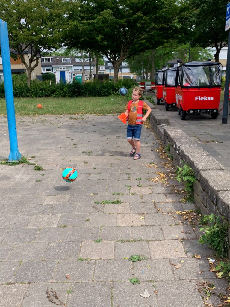 Kinderen voetballen bij Sport-BSO Flekss