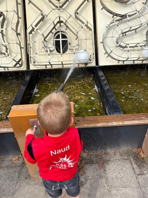 kind aan het spelen in speelland zevenbergen