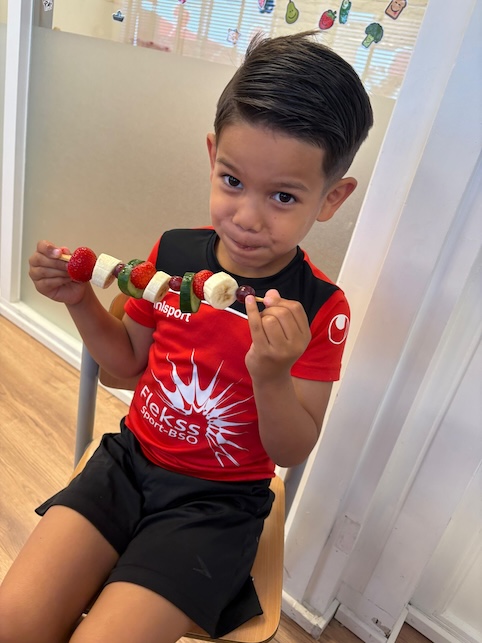 kind eet een zelfgemaakte fruitspies zevenbergen