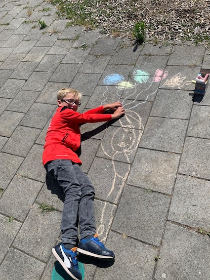 kind-met-stoepkrijttekening-zevenbergen