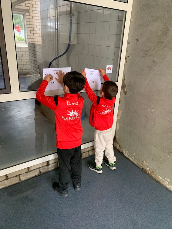 kinderen doen speurtocht ijsboerderij zevenbergen