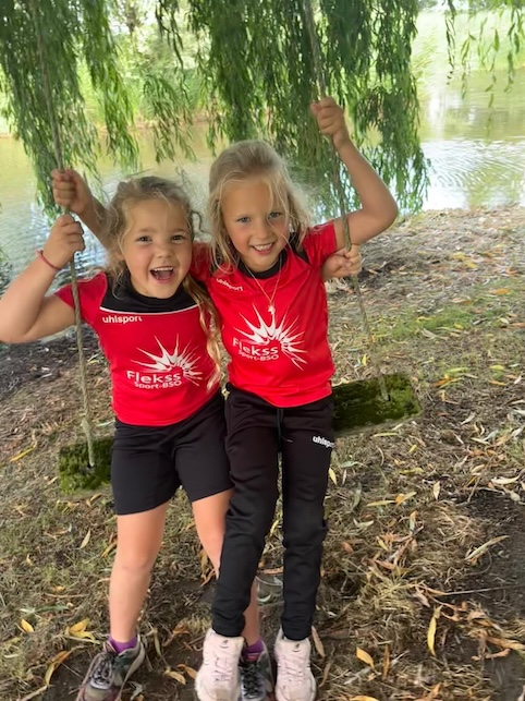 kinderen-op-houten-schommel-zevenbergen