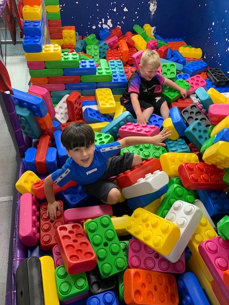 kinderen spelen in de blokkenbak zevenbergen