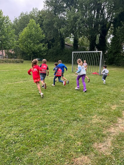 kinderen sporten buiten in zevenbergen