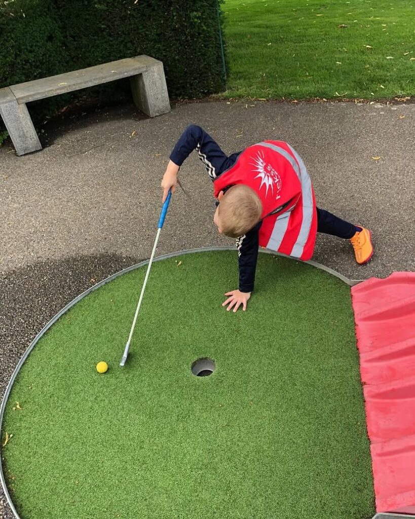 Kinderen spelen midgetgolf bij Sport-BSO Flekss