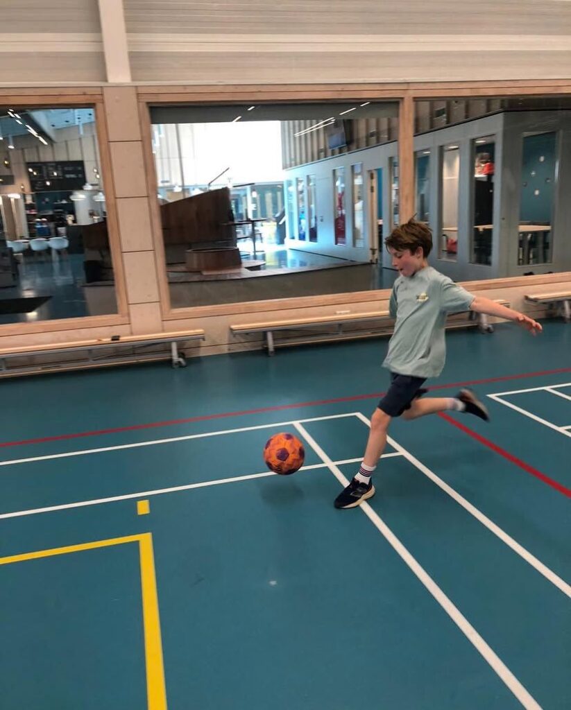 Kinderen voetballen bij Sport-BSO Flekss