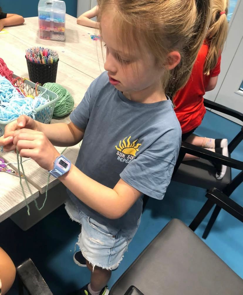 Kinderen knutselen bij Sport-BSO Flekss