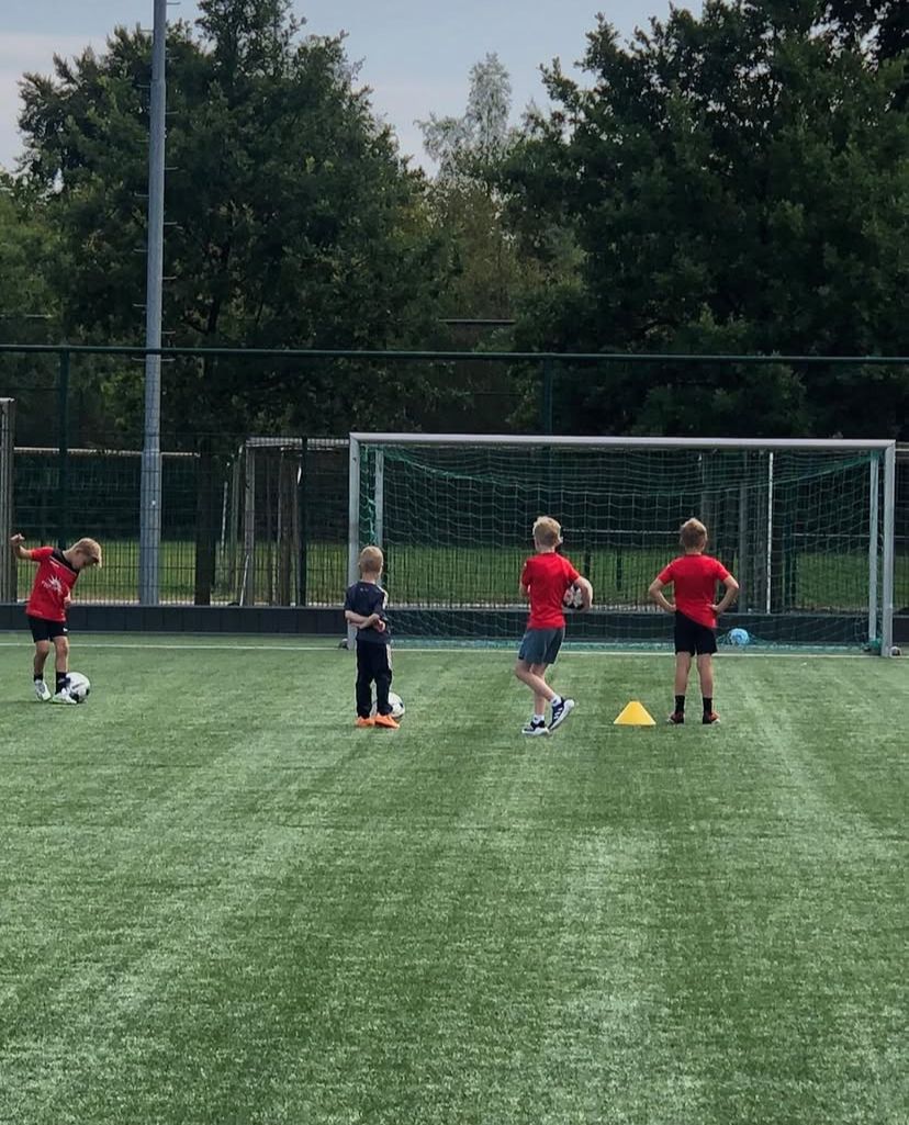 Kinderen voetballen bij Sport-BSO Flekss