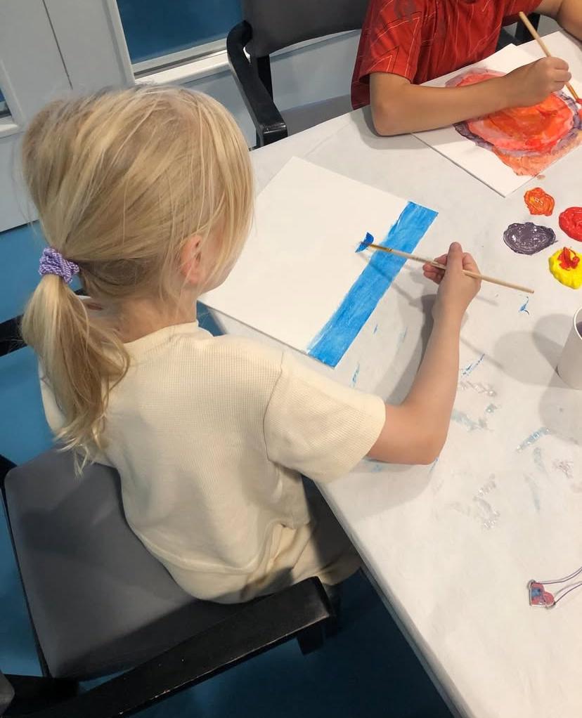 Kinderen schilderen bij Sport-BSO Flekss