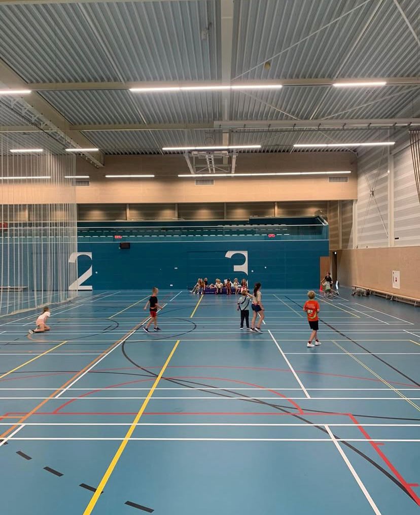 Kinderen spelen het yoshispel bij Sport-BSO Flekss