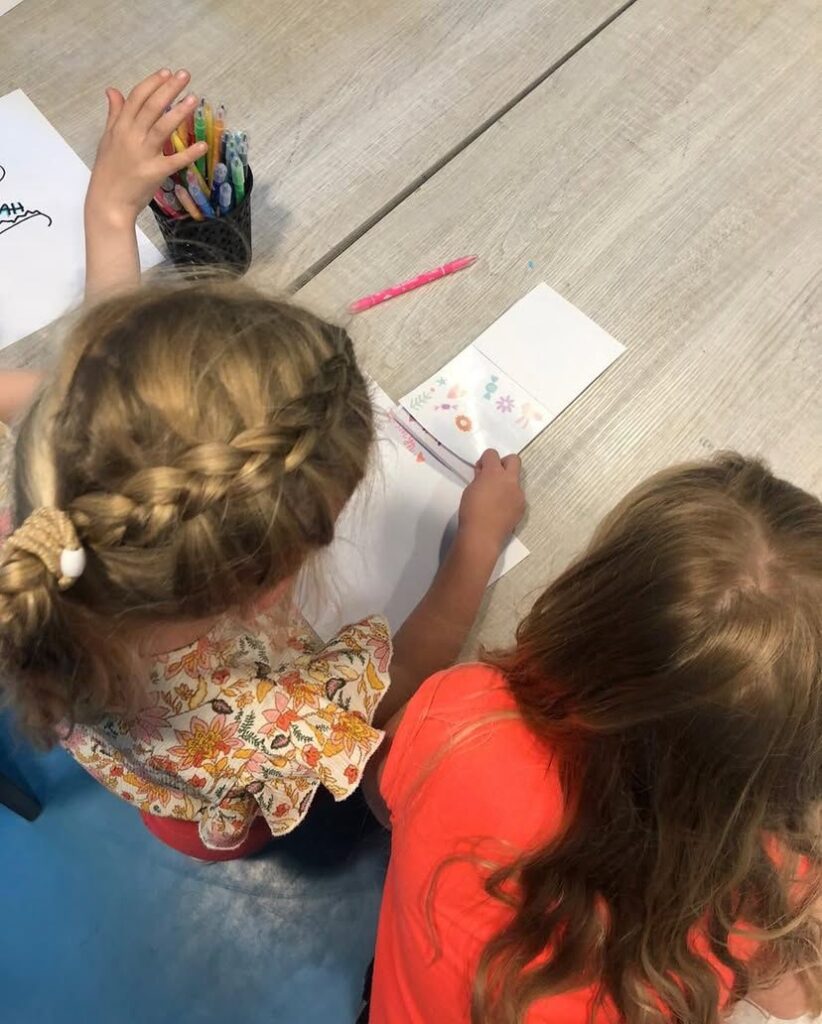 Kinderen knutselen bij Sport-BSO Flekss