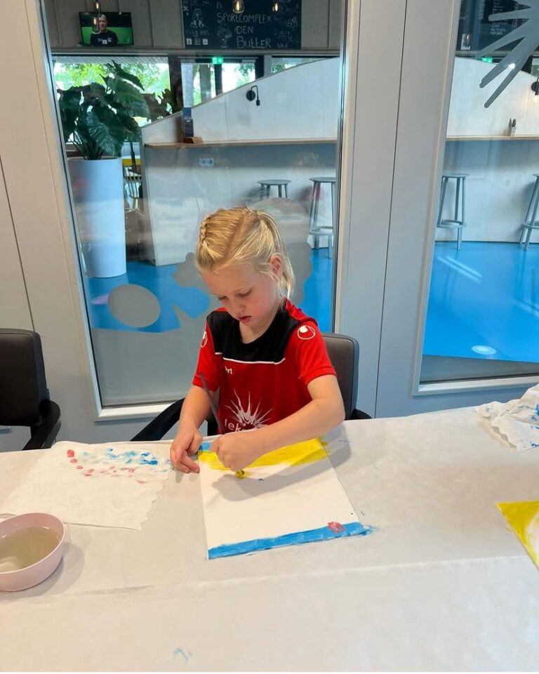 Kinderen schilderen bij Sport-BSO Flekss