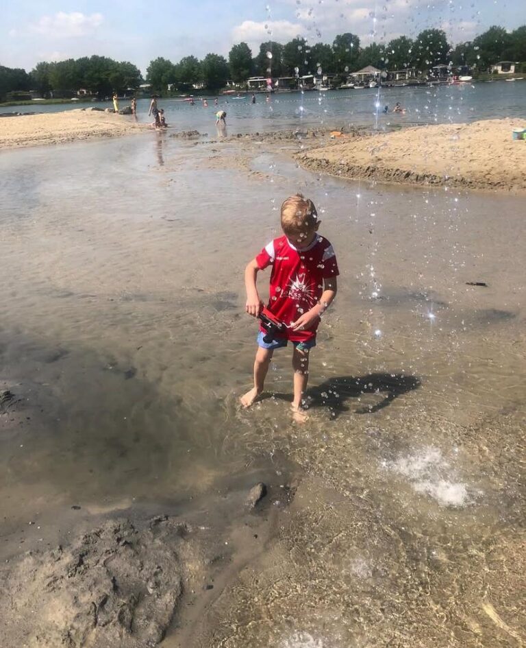 Kinderen spelen met water bij Sport-BSO Flekss