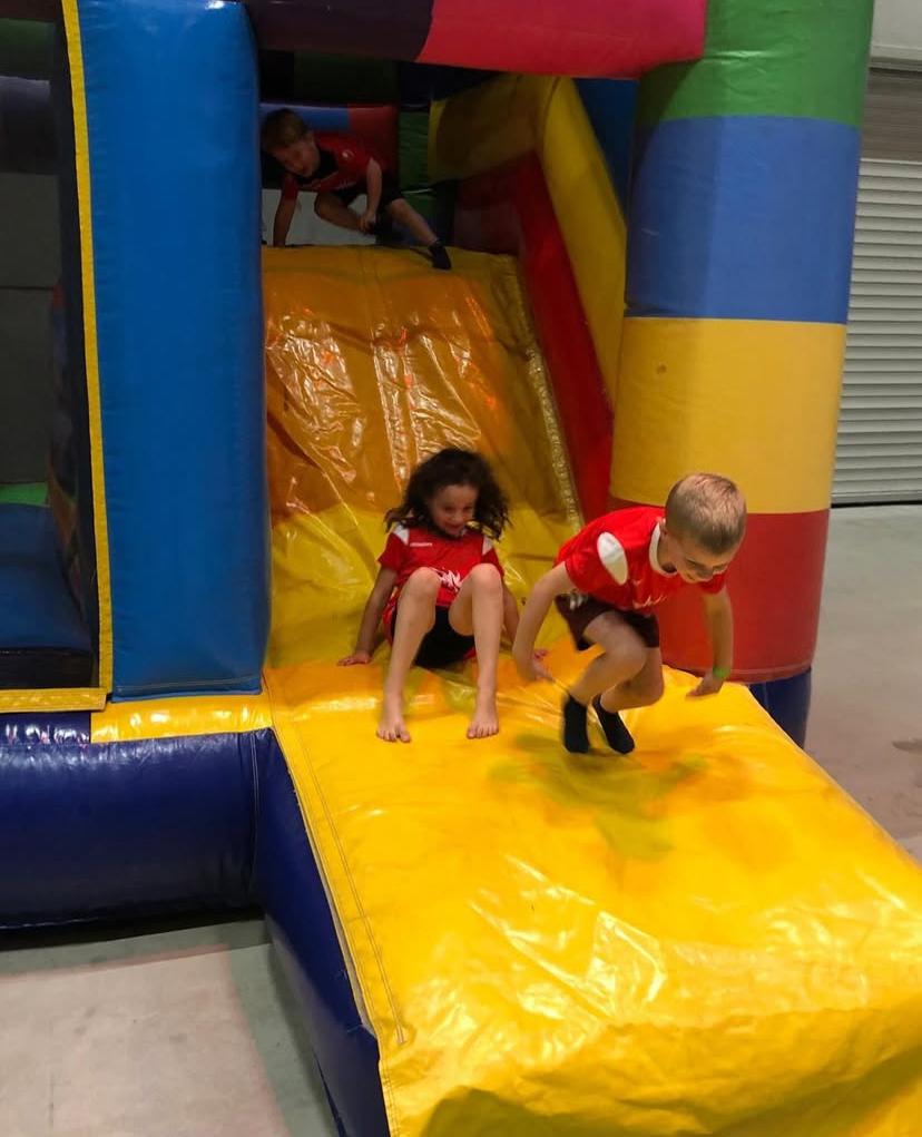 Kinderen springen op springkussen bij Sport-BSO Flekss