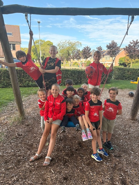groepsfoto kinderen op schommel zevenbergen