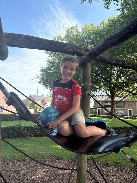 kind buiten op speeltoestel zevenbergen